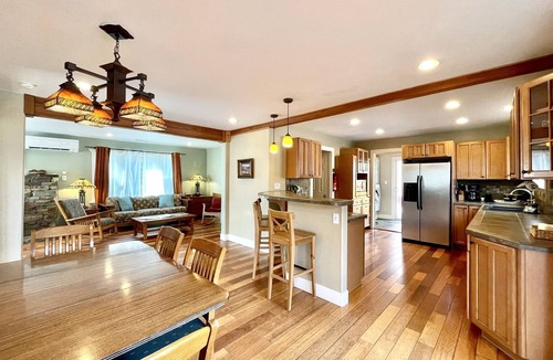 River West Cabin | Cozy Craftsman in awesome location