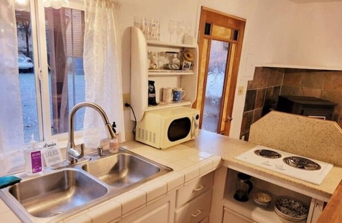 Jacksonville Cabin | Cozy, Creekside Cabin - 5 mins. to Jacksonville