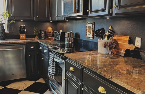 Logan House | Cozy Dark Academia Scholar’s Manor Near Gonzaga!