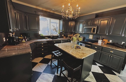 Logan House | Cozy Dark Academia Scholar’s Manor Near Gonzaga!