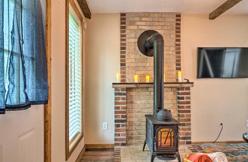 Dayton Apartment | Cozy Dayton Cottage with Yard Walk to Main Street!