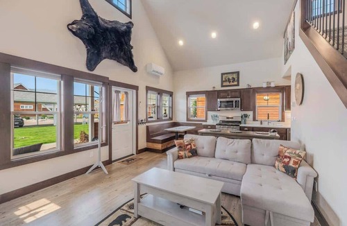 Dover Bay House | Cozy Dover Bay Pet Friendly Retreat - Sleeps 5