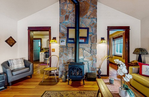 Old Bend Cottage | Cozy Downtown Craftsman with firepit, yard, & covered porch - walk to breweries