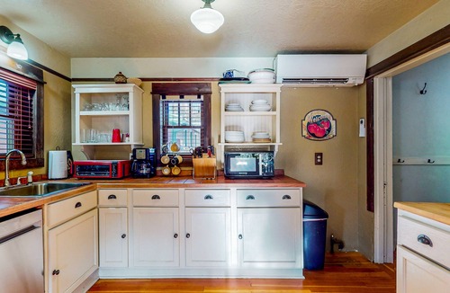 Old Bend Cottage | Cozy Downtown Craftsman with firepit, yard, & covered porch - walk to breweries