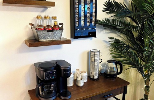 Springfield House | Cozy Elevated Luxury - King Bed, Coffee Bar, Sleeps 5