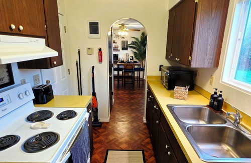 Springfield House | Cozy Elevated Luxury - King Bed, Coffee Bar, Sleeps 5