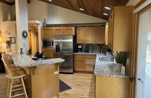 Sunriver House | Cozy Escape,2 Kings,10 Sharc,Central Air,EVcharger,Hot Tub,Bbq,Bikes,Fireplace