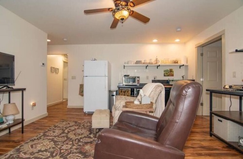 Ashland Cabin | Cozy European Cottage 2 bd + 1 bath