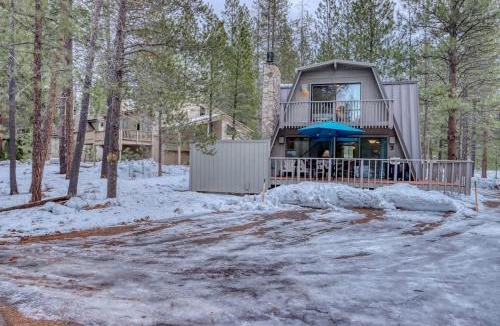 Sunriver House | Cozy Family Cabin with Hot Tub Bikes Dog-Friendly Free WIFI with SHARC passes