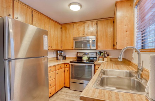 Sunriver Cabin | Cozy Family Cabin with Hot Tub, Bikes, Dog-Friendly, Free WIFI with SHARC passes