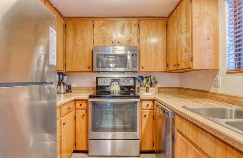 Sunriver Cabin | Cozy Family Cabin with Hot Tub, Bikes, Dog-Friendly, Free WIFI with SHARC passes