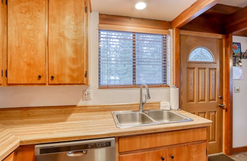 Sunriver Cabin | Cozy Family Cabin with Hot Tub, Bikes, Dog-Friendly, Free WIFI with SHARC passes