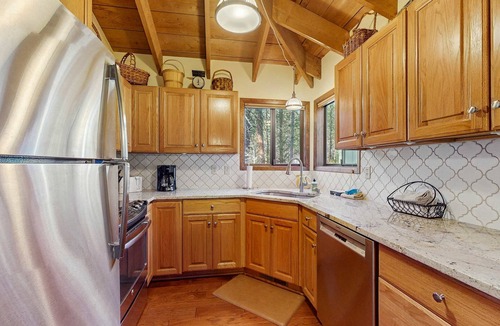 Black Butte Ranch House | Cozy family friend home w/private hot tub, gas grill & shared amenities