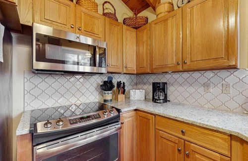 Black Butte Ranch House | Cozy family friend home w/private hot tub, gas grill & shared amenities