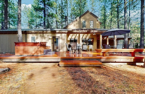 Black Butte Ranch House | Cozy family friend home w/private hot tub, gas grill & shared amenities