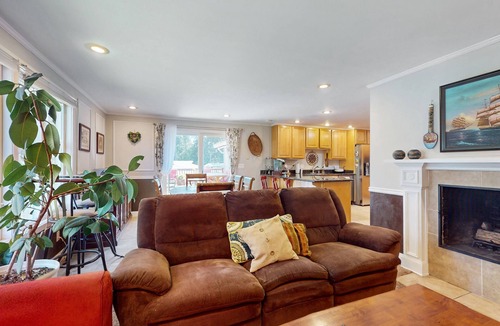 Lakewood House | Cozy family-friendly house with a dedicated workspace and gas grill
