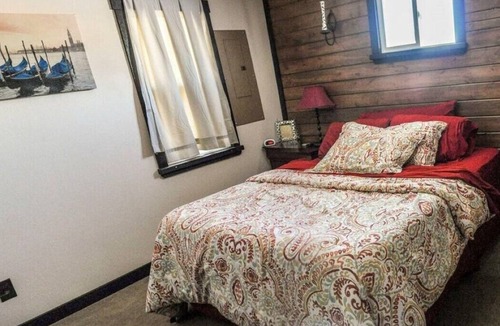 Bloomington House | Cozy Farmhouse Retreat 10 min to Bear Lake - Pets OK