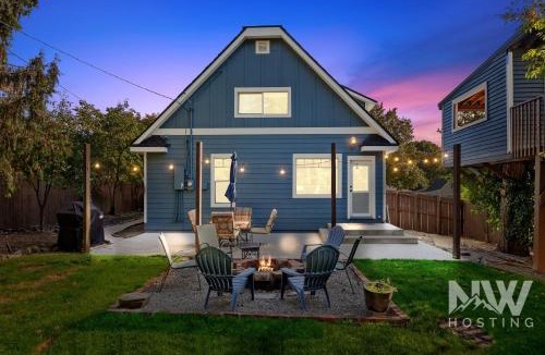 Coeur d'Alene House | Cozy Farmhouse w Treehouse Fire Pit 1 Mile to Beach Close to Skiing Adventures 1226