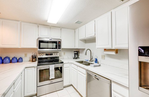 Flagstaff Condo | Cozy Flagstaff Retreat w/Balcony & Mtn View!