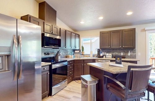 Three Rivers House | Cozy forest retreat near trails, slopes & Sunriver - perfect for year-round fun!