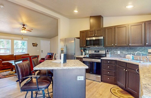 Three Rivers House | Cozy forest retreat near trails, slopes & Sunriver - perfect for year-round fun!