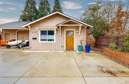Central Point Cottage | Cozy Gated Cottage near Local Adventures - Full Kitchen, WiFi & Washer/Dryer
