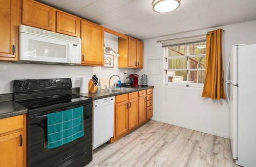 Bryant House | Cozy Getaway Yard Home - UW - Children Hospital