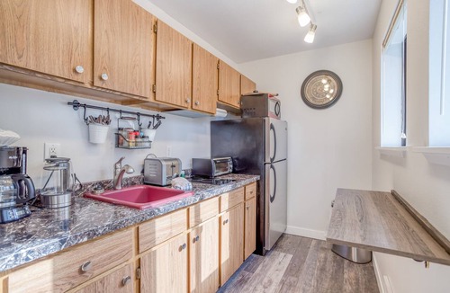 Sunriver Condo | Cozy, Ground-level Sunriver Condo Has in-Wall Fireplace