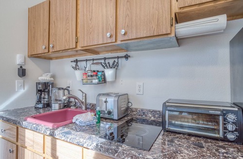 Sunriver Condo | Cozy, Ground-level Sunriver Condo Has in-Wall Fireplace
