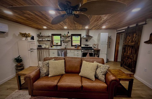 Redwood House | Cozy & Historic, Pet Friendly Farm Stay