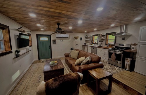 Redwood House | Cozy & Historic, Pet Friendly Farm Stay