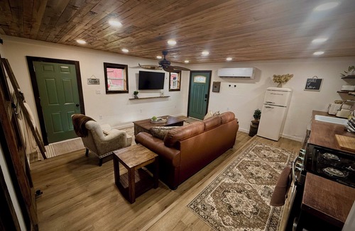 Redwood House | Cozy & Historic, Pet Friendly Farm Stay