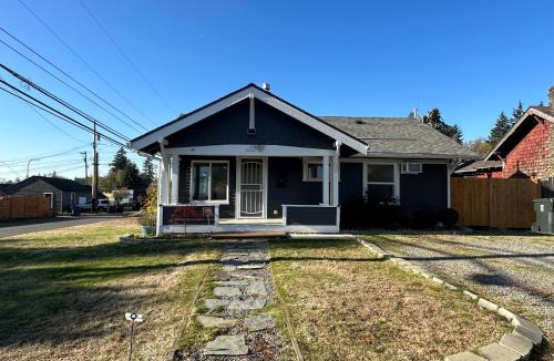 South Tacoma House | Cozy Home Conveniently Located with King Bed