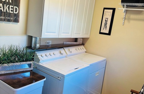 Bridgeview House | Cozy Home in Suburbs near Chicago - pet friendly