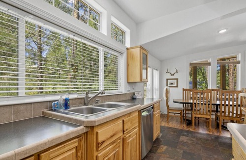 Donnelly Cabin | Cozy Home Nestled in Donnelly w/Sandy Beach Access