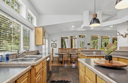 Donnelly Cabin | Cozy Home Nestled in Donnelly w/Sandy Beach Access