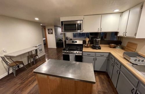 Murphy House | Cozy Home on 5 wooded acres.Close to Applegate River,Parks,Fishing and Vineyards