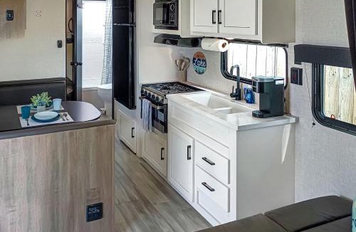 Manson House | Cozy Jayco Travel Trailer Bungalow with Bunk Beds & Fire Pit Near Lake Chelan – Manson, WA