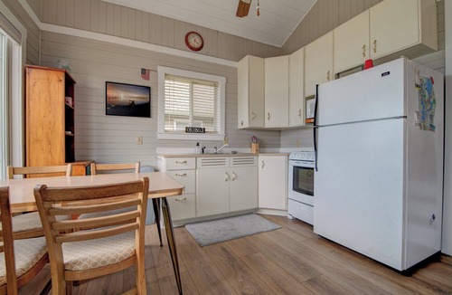 Spirit Lake Cabin | Cozy Lake Front Cabin - East Lake Private Dock - GREAT LOCATION Next to The Ritz