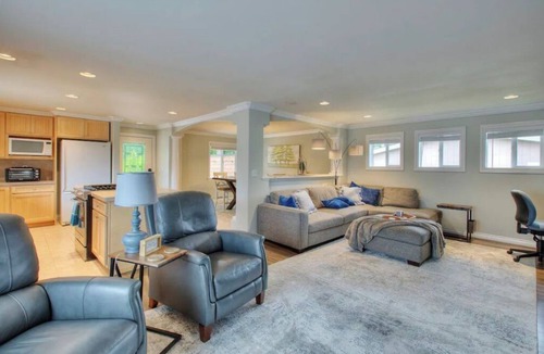 Bonney Lake House | !Cozy Lake Tapps guesthouse with Fireplace!