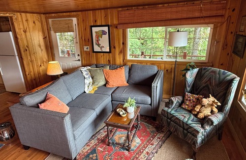 Newport Cabin | Cozy Lakefront Cottage on Sacheen Lake
