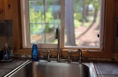 Newport Cabin | Cozy Lakefront Cottage on Sacheen Lake