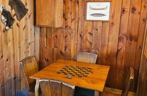 Oscoda House | Cozy Lakeside Hideaway