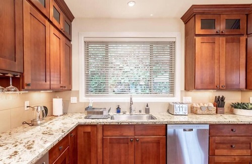 East Lake Hills Villa | COZY Lakeview Villa w/Inside & Outside Fireplace