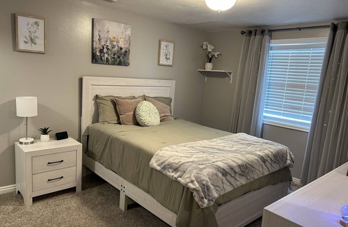 Ammon Bed & Breakfast | Cozy Large Basement Bed & Breakfast