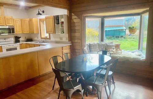 Forks Cabin | Cozy large cabin with sleeping loft in Forks WA