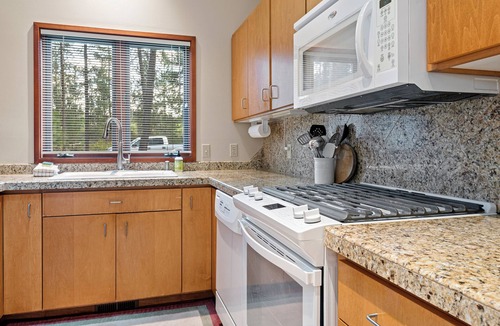 Overlook Park House | Cozy Lodge close to SHARC with Passes, A/C, Dog Friendly