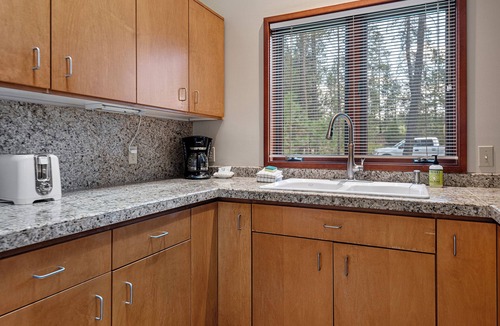 Overlook Park House | Cozy Lodge close to SHARC with Passes, A/C, Dog Friendly