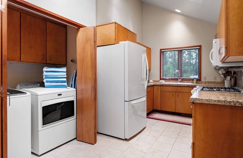 Overlook Park House | Cozy Lodge close to SHARC with Passes, A/C, Dog Friendly