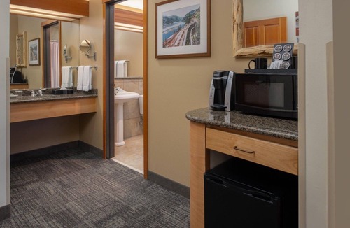 Vancouver Hotel | Cozy Lodge-Styled Room w/Comfortable Bed & Keurig Coffee Maker